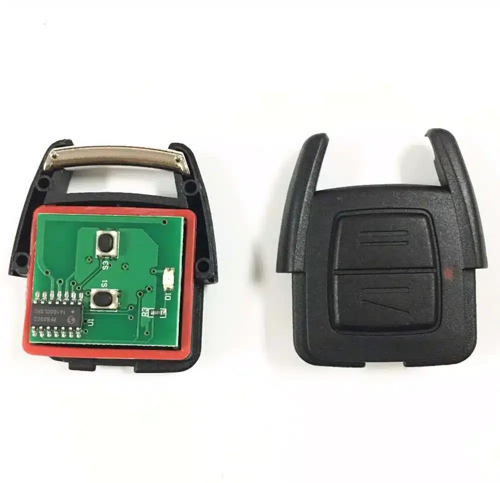 Mando de coche abierto con la placa electrónica y la carcasa desgastada con sus botones
