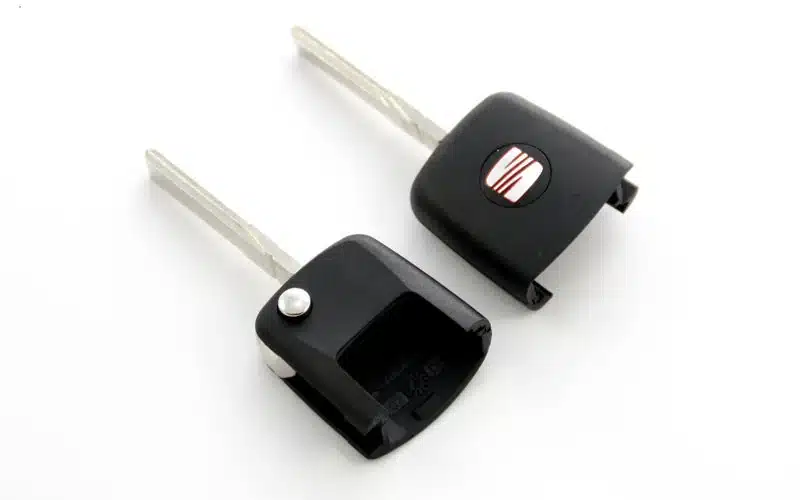 Carcasa de llave Seat abierta, con la electrónica y los botones a la vista