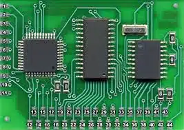 Chip y placa de un mando de coche con un pulsador desgastado