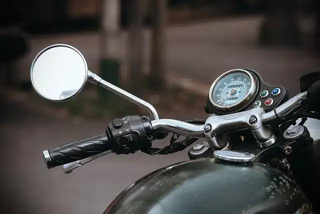 Manillar de moto con el espejo, el cuentakilómetros y el depósito
