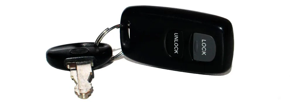 Llave de coche con mando y botones de cerrar y abrir reparada