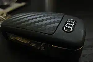 Llave plegable de Audi junto a su mando con los botones de abrir y cerrar