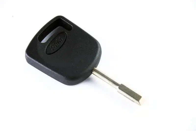 Llave de Ford sin mando, con el espadín visto y el cabezal de plástico