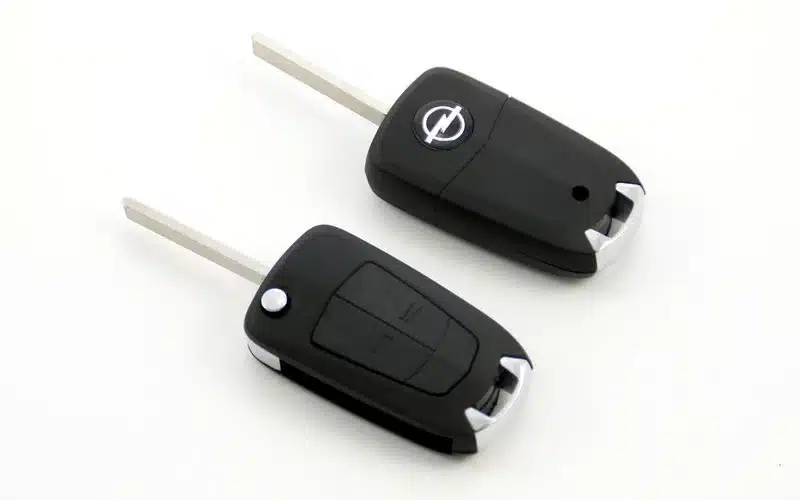 Llave de Opel con el mando y el logo de la marca grabado en el cabezal