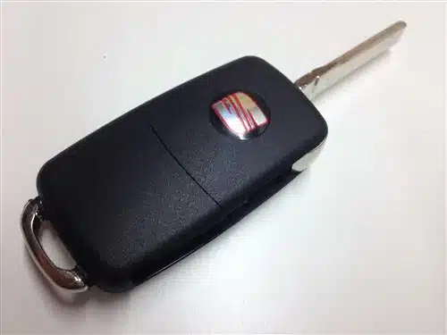 Llave plegable original de Seat cerrada, con el logo de la marca en la carcasa