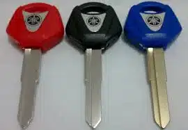 Tres llaves de moto con la cabeza de color, roja, negra y azul