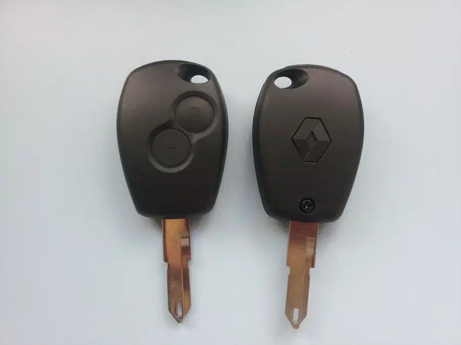 Dos llaves de Renault, una de ellas con mando de botones, sobre fondo blanco