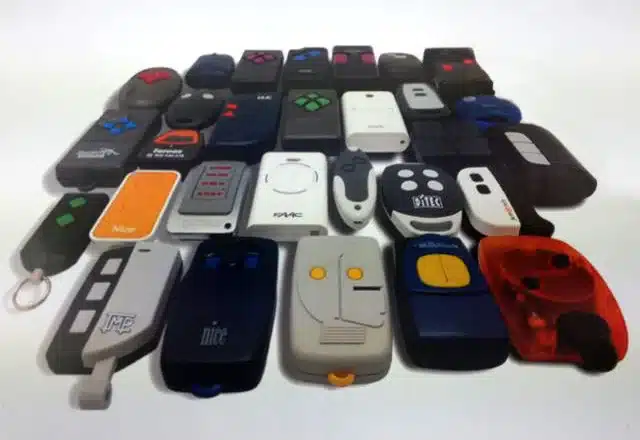 Colección de mandos de garaje originales de distintas marcas, listos para copiar