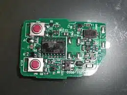 Placa electrónica de un mando de coche vista de cerca, con los pulsadores y el chip
